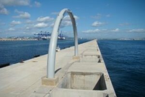 Entran en funcionamiento los arcos luminosos del dique exento