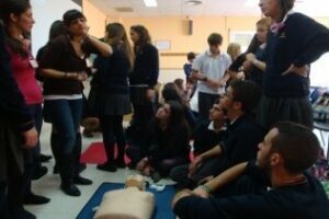 Alumnos de Los Salesianos participan en la jornada de puertas abiertas de Enfermería