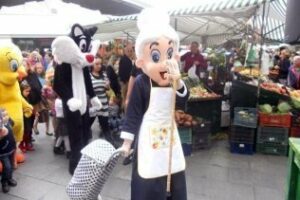 Mercado anima a los niños a ir al Torroja con un pasacalle infantil