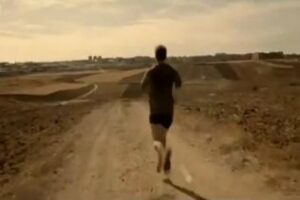 Un atleta que hace un último esfuerzo, protagonista del nuevo vídeo del PSOE