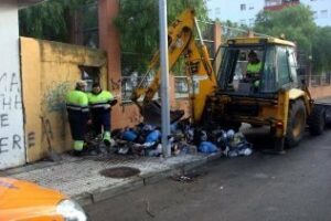 El Ayuntamiento limpia la antigua caseta del transformador junto al Instituto de El Saladillo