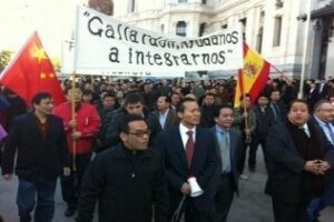 Los comerciantes chinos exigen poder vender alcohol a cualquier hora del día