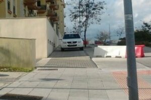 Foto denuncia: Si la calle está cortada, cojo por la acera