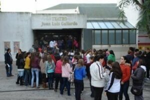 Síndrome Clown divierte a 600 alumnos de Algeciras y La Línea con Este circo no es normal"