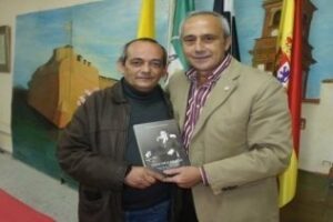 Francisco Sánchez presenta rodeado de amigos su biografía sobre el exalcalde de Ceuta, Sánchez Prado