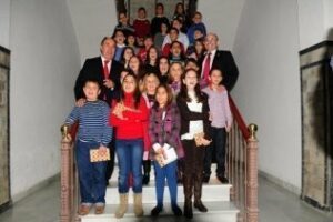 Escolares algecireños se convierten en concejales por unas horas para celebrar el Día de la Constitución