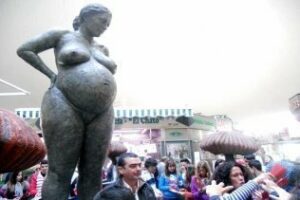 Las esculturas de Antonio Mota se adueñan del mercado