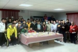 La plantilla del Algeciras disfruta de un acto de convivencia junto con la directiva