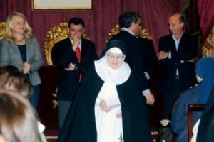 Las monjas de los Ancianos Desamparados de la Residencia San José reciben el aguinaldo de Diputación