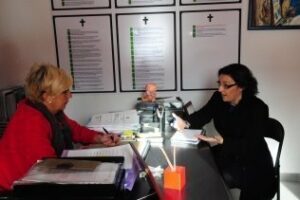 Zarzuela se reúne con las asociaciones de mujeres Isabel la Católica" y Ambae