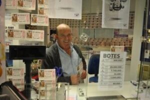 Los seis décimos del Sorteo de Navidad caídos en Algeciras los dio la máquina expendedora