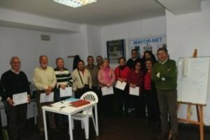 Los mayores que han superado la primera fase del curso ¿Miedo a Internet?" reciben sus diplomas