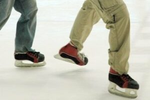 Mañana martes los niños podrán patinar gratis en la pista de hielo del Corte Inglés a cambio de alimentos para Cáritas