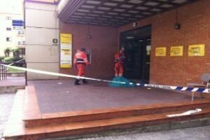 Fallece un hombre por causa naturales frente a la Oficina de Correos en el Secano