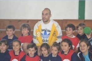 El internacional de balonmano Albert Rocas comparte una jornada de convivencia con los pequeños del Salesianos