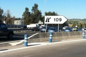 Un turismo y un camión chocan a la salida del acceso norte y el siniestro provoca retenciones de tráfico en la A-7