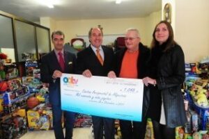 Onda Algeciras consigue 1.048 juguetes de su campaña solidaria que entrega a Cáritas