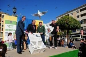 Los más pequeños disfrutan en la Fiesta del Reciclaje que se ha celebrado en la Plaza Alta