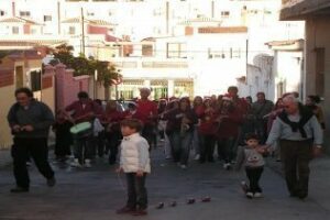 Los vecinos del Acebuchal organizan un arraste de lata en la barriada