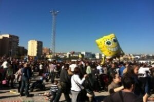 Melchor, Gaspar y Baltasar llegan a Algeciras guiados por el arrastre de latas de miles de niños