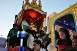 La cabalgata de los Reyes Magos llena de ilusión y caramelos las calles de la ciudad