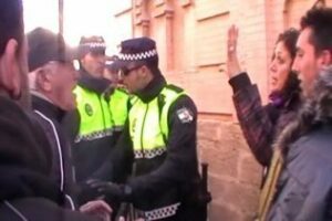 Conflicto en la cola del Falla al comprar las primeras entradas del concurso de agrupaciones(Vídeo en el interior)