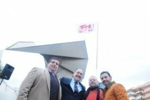 La foto de la semana: La bandera del Centenario del Algeciras CF ondea en la Plaza de la Constitución