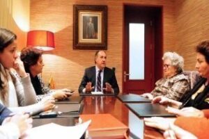 Landaluce promete incrementar la vigilancia policial en la barriada de La Juliana