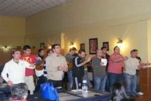 Local de ensayo: Unos jóvenes "Yerbateros" se preparan para el carnaval