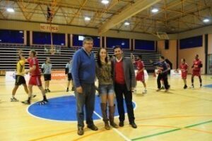 Yolanda Cabezón recibe el reconocimiento del Club Balonmano Ciudad de Algeciras