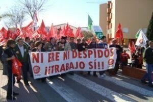 UGT cifra en 2.000 los asistentes a la protesta contra el ERE para 178 empleados municipales de Los Barrios