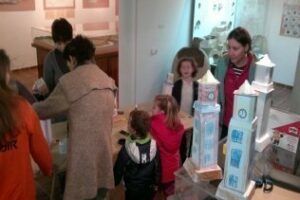 Los más pequeños aprenden en el Museo Municipal la historia de la Iglesia de La Palma