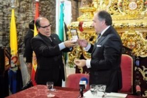 El alcalde entrega la Medalla de Oro de la ciudad al Cristo de Medinaceli