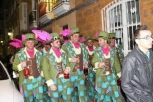 El antes de actuar de dos comparsas con un mismo autor