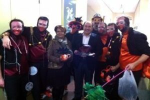 Landaluce acude al Falla para apoyar la actuación de la comparsa algecireña La banda de los girasoles