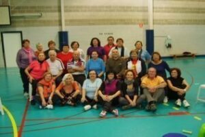 Bienestar Social organiza una sesión de yoga en la playa para jubilados