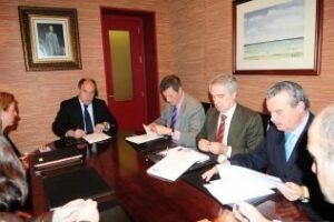 Landaluce firma la rescisión del contrato con CSG para el mantenimiento de colegios en la ciudad