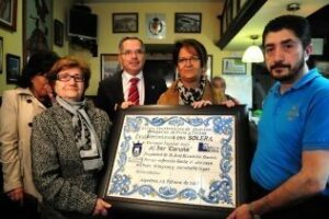 Fiestas concede al Bar Coruña el distintivo de Establecimiento con solera"