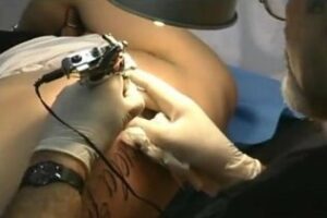 Un estudio de tatuajes de Algeciras realiza el primer tatuaje con sonido en España
