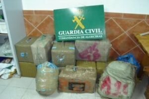 Intervenidos 375 kilos de hachís en una lancha neumática en la zona del Tolmo