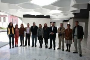 El alcalde muestra el local para una nueva Oficina Municipal de Turismo ante la negativa de la Junta de arreglar su sede