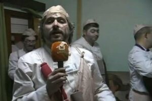 La chirigota ilegal "Los chuletas" muestra todo su arte carnavalesco