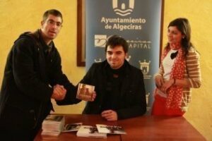 El cantante José Barberán firma ejemplares de su primer disco