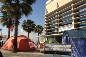 Los sindicatos levantan el campamento a las puertas del Palacio de Congresos