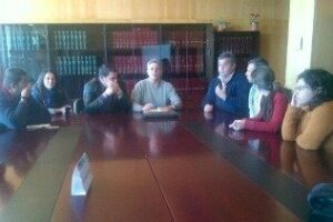 Los ochos alcaldes de IU se encierran en la Delegación de Empleo