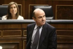 Es noticia en España: De Guindos dice que la inversión pública caerá un 40% en 2012