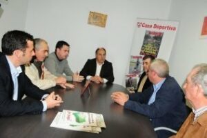 Landaluce visita la sede de la delegación provincial de la Federación Andaluza de Caza