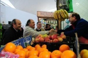 El PP reparte publicidad electoral en el Mercado Ingeniero Torroja