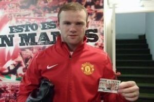 Wayne Rooney posa con el cupón del Algeciras C.F.