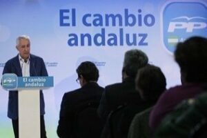 El debate andaluz se caldea con la ausencia de Javier Arenas
